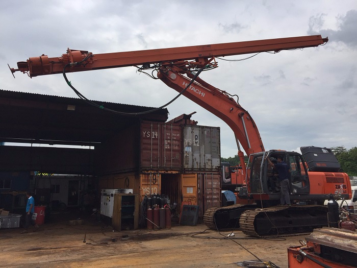 hitachi-zx330-fitted-with-auger